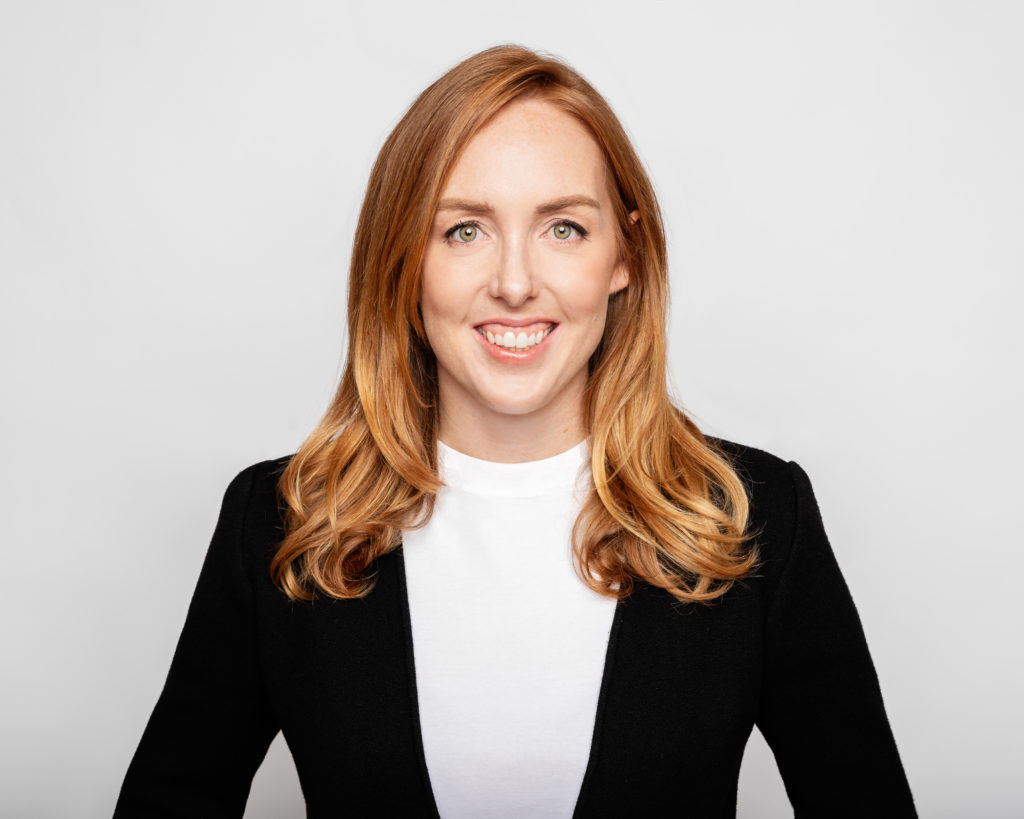 business_portrait_zurich_woma_photographer_corporate_headshot_modern_executive_picture_Amelie_Clements