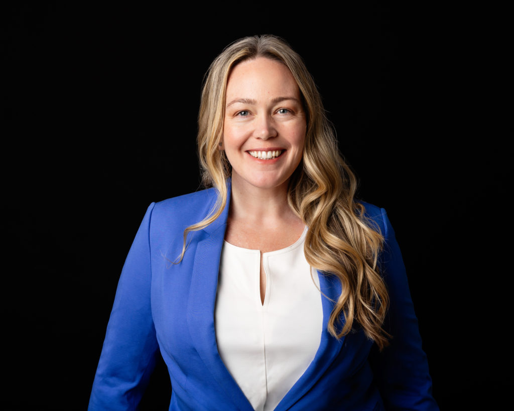 business_portrait_zurich_woma_photographer_corporate_headshot_modern_executive_picture_Amelie_Clements