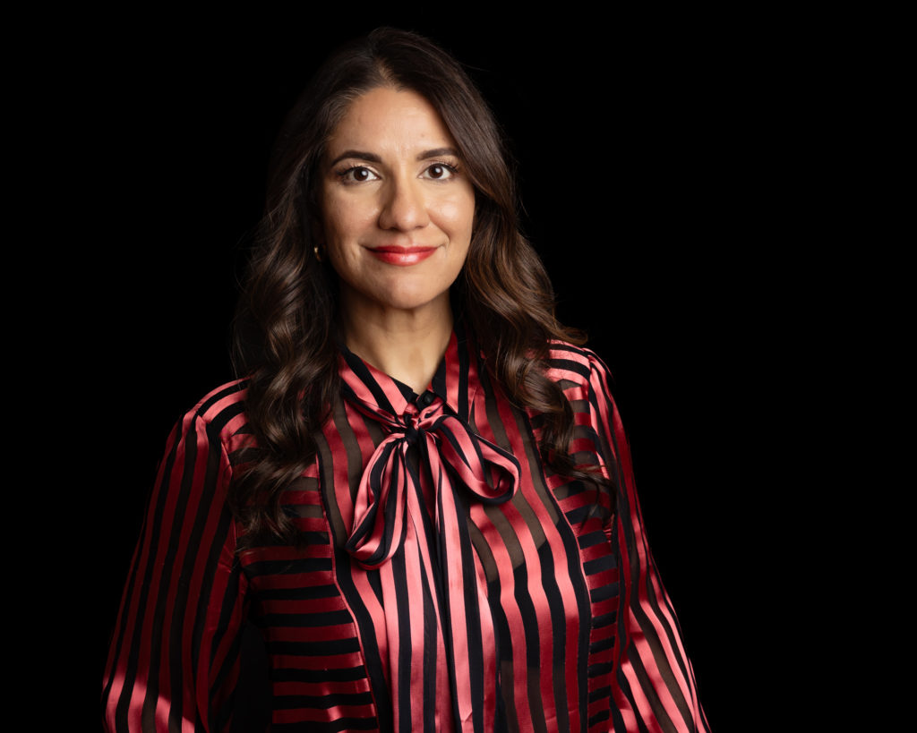 business-woman_portrait_zurich_photographer_corporate_headshot_modern_executive_portrait_Amelie_Clements