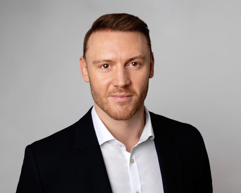 business_portrait_zurich_photographer_corporate_headshot_modern_executive_portrait_Amelie_Clements