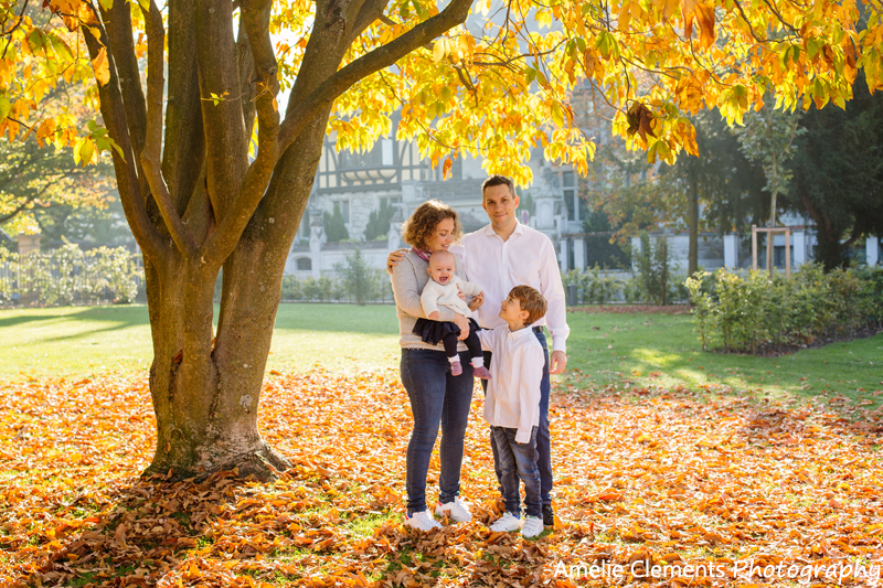 child-photographer-zurich-amelie-clements-autumn-photo-shoot-family-portrait-chinagarten-fall-colors-sun
