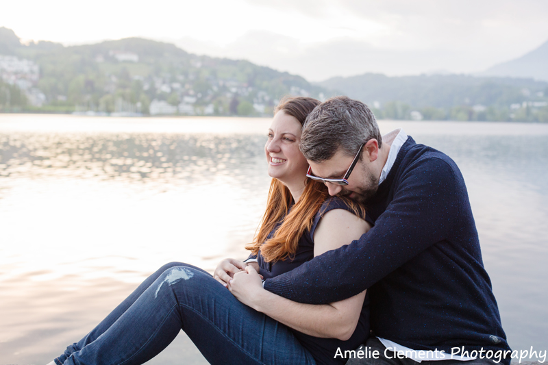 couple-photo-shoot-lucerne-engagement-photographer-switzerland-luzern-amelie-clements-lake-sunrise-pre-wedding-boat