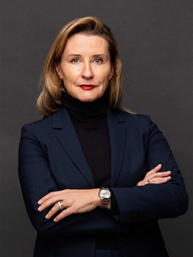 executive_woman-photographer_zurich_corporate_headshot_modern_elegant_bold_Amelie_Clements Switzerland