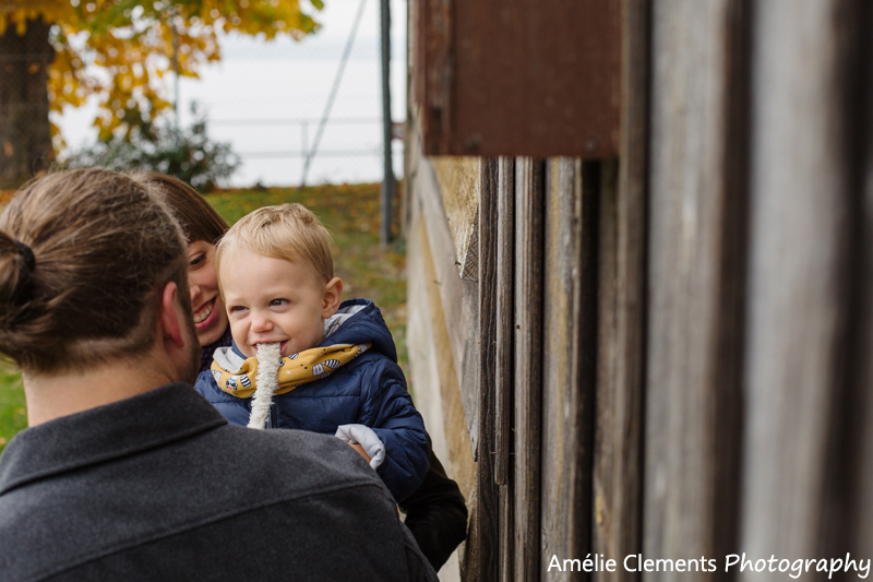 family-photographer-richterswil-zurich-switzerland-amelie-clements-autumn-barn-laugh-child-happiness