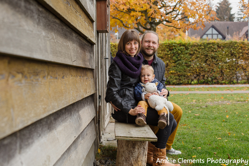 family-photographer-richterswil-zurich-switzerland-amelie-clements-autumn-barn-little-boy-sit-wooden-bench-photoshoot