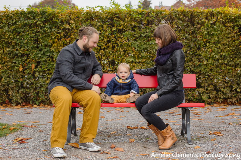 family-photographer-richterswil-zurich-switzerland-amelie-clements-autumn-sit-bench-18month-old