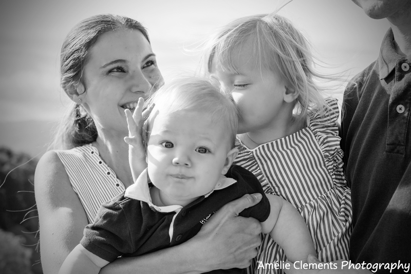 family-photographer-stafa-zurich-switzerland-sister-kiss-baby-portrait-photoshoot-amelie-clements-photography