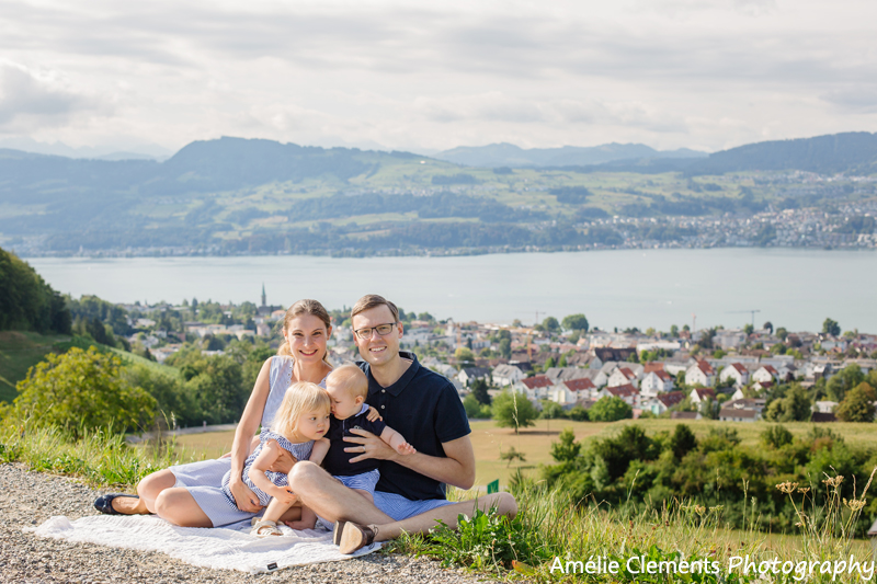 family-photographer-stafa-zurich-switzerland-zurisee-view-countryside-photoshoot-amelie-clements-photography