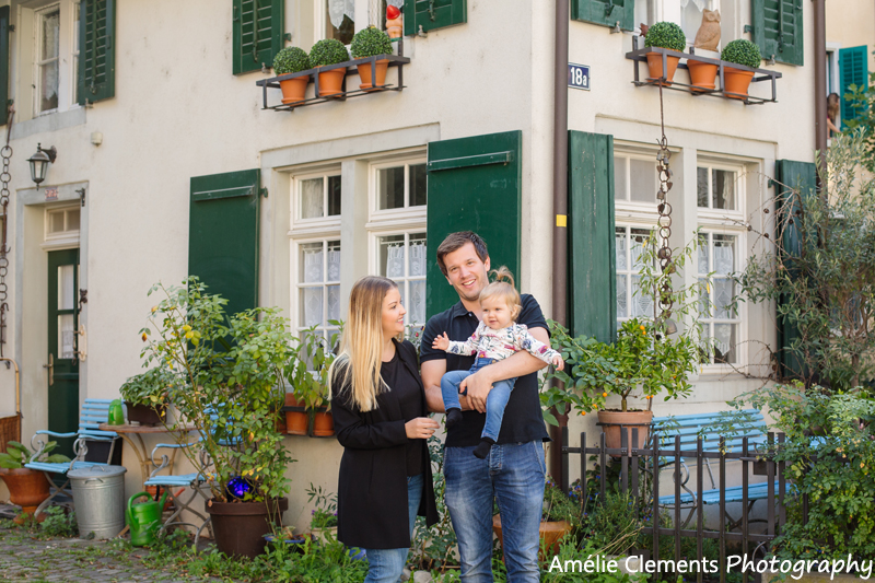 family-photographer-winterthur-amelie-clements-portrait-photoshoot-switzerland-cute-house