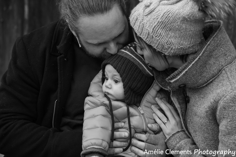 family-photographer-zürich-baby-shooting-richterswil-amelie-clements-photographer-barn-kiss-mum-dad-black-white