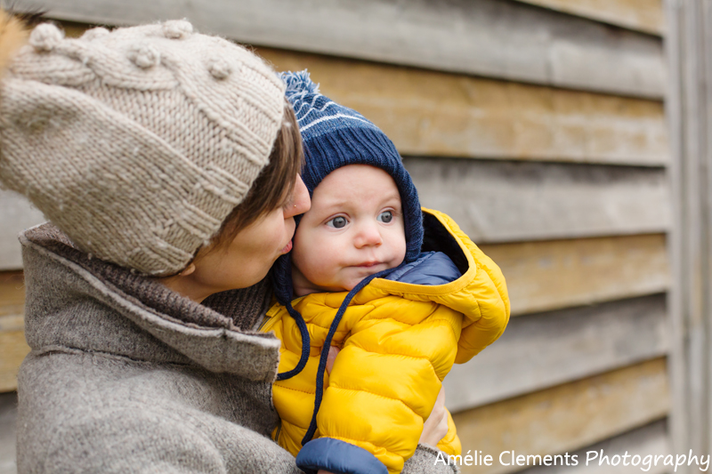 family-photographer-zürich-baby-shooting-richterswil-amelie-clements-photographer-barn-kiss-mum