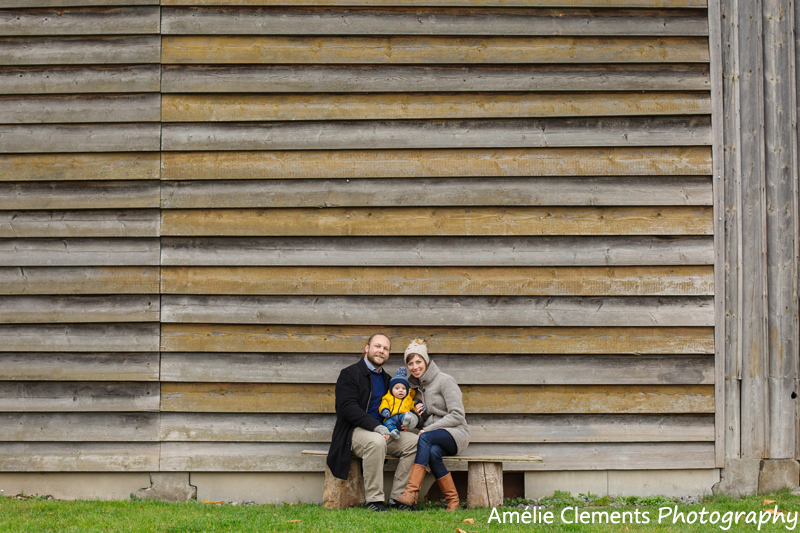 family-photographer-zürich-baby-shooting-richterswil-amelie-clements-photographer-barn-wooden-wall