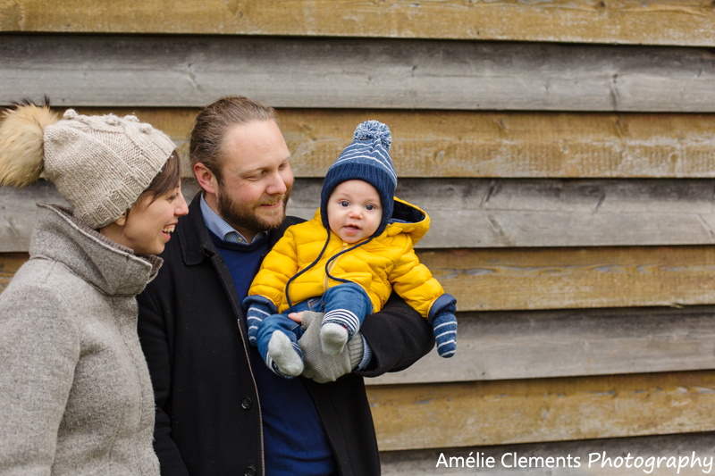 family-photographer-zürich-baby-shooting-richterswil-amelie-clements-photographer-barn-yellow-blue-outfit