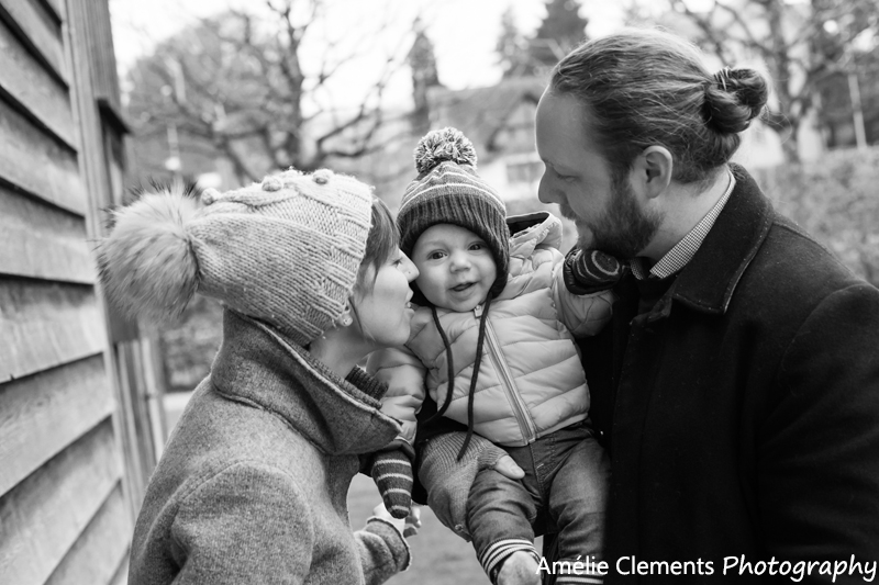 family-photographer-zürich-baby-shooting-richterswil-amelie-clements-photographer-winter-child-kiss-parents