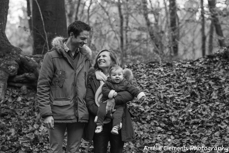 family-photographer-zurich-baby-switzerland-amelie-clements-photography-winter-forest-photosession-son-parents-portrait-kiss-black-white
