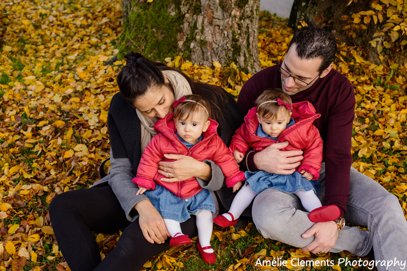 family-photographer-zurich-horgen-twins-switzerland-amelie-clements-baby-girls-autumn-outdoor-portrait-photography