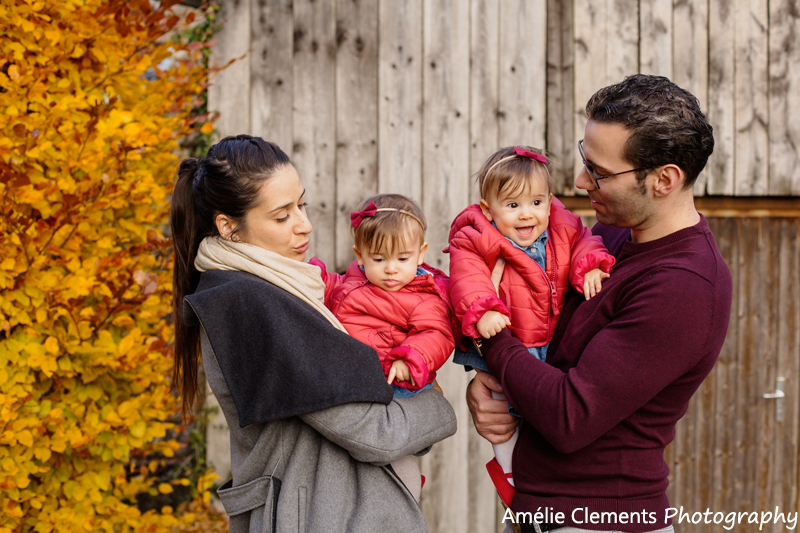 family-photographer-zurich-horgen-twins-switzerland-amelie-clements-baby-girls-autumn-outdoor-portrait-photography
