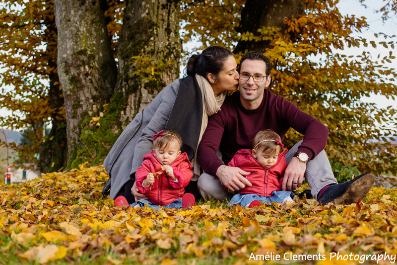 family-photographer-zurich-horgen-twins-switzerland-amelie-clements-baby-girls-portrait-autumn-outdoor-photoshoot