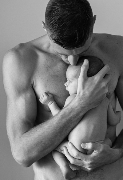 baby photographer zurich father and newborn portrait photoshoot modern photo-studio Amelie Clements black and white
