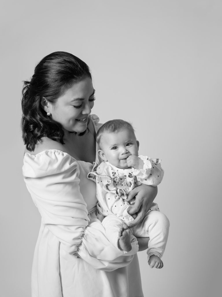 family photographer zurich baby photoshoot mother daughter portrait photo-studio Amélie Clements