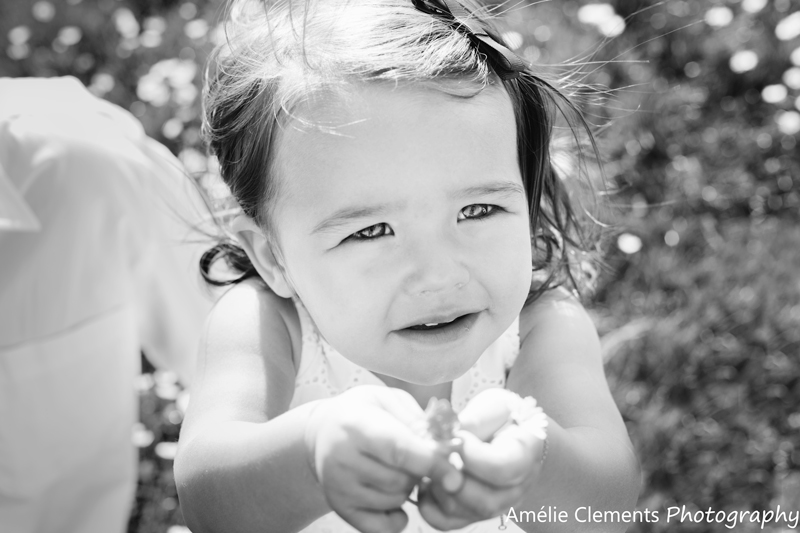 family_photographer_zurich_lake_baby_toddler_photosession_zurisee_pfaffikon_amelie_clements_photography_daughter_flower_black_and_white