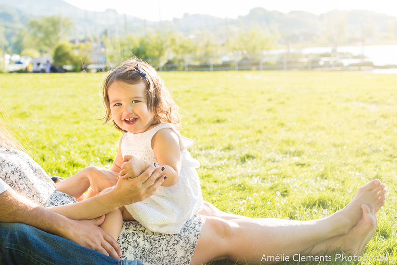 family_photographer_zurich_lake_baby_toddler_photosession_zurisee_pfaffikon_amelie_clements_photography_daughter_sits_on_legs_laugh