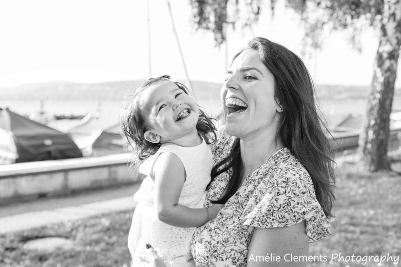 family_photographer_zurich_lake_baby_toddler_photosession_zurisee_pfaffikon_amelie_clements_photography_mum_daughter_arms_laugh_black_and_white