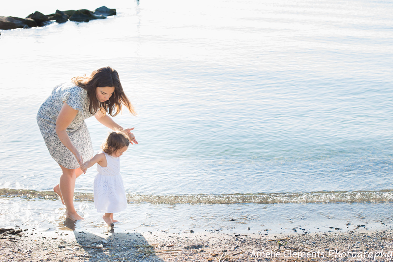 family_photographer_zurich_lake_baby_toddler_photosession_zurisee_pfaffikon_amelie_clements_photography_mum_daughter_walking_beach_barefoot