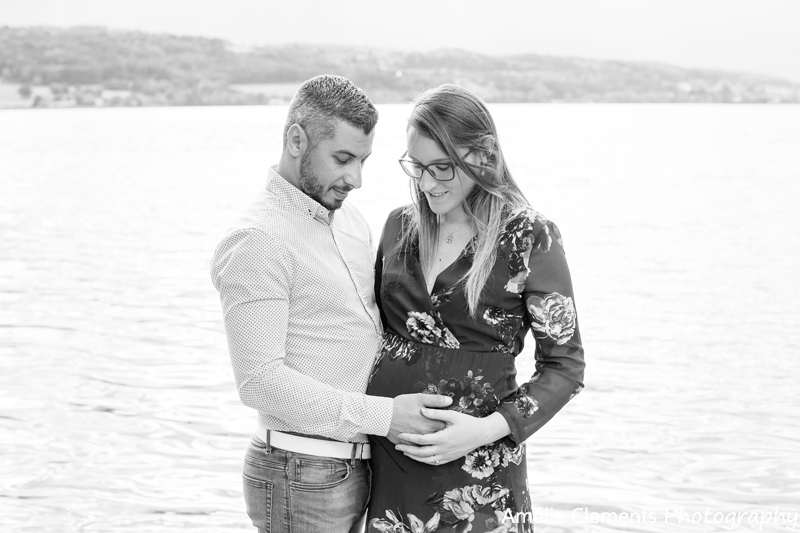 maternity-photographer-zurich-pregnancy-photo-shooting-greifensee-switzerland-amelie-clements-lake-expecting-parents-black-white-photosession