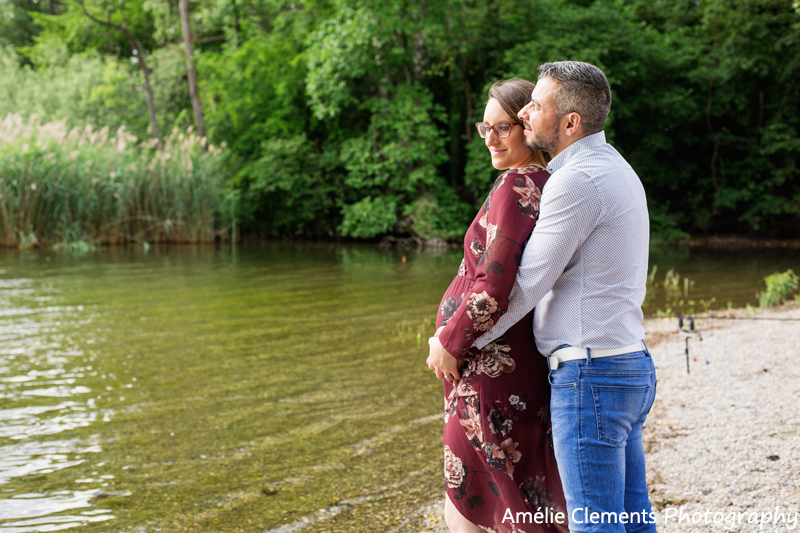maternity-photographer-zurich-pregnancy-photo-shooting-greifensee-switzerland-amelie-clements-lake-photosession-parents-to-be-water