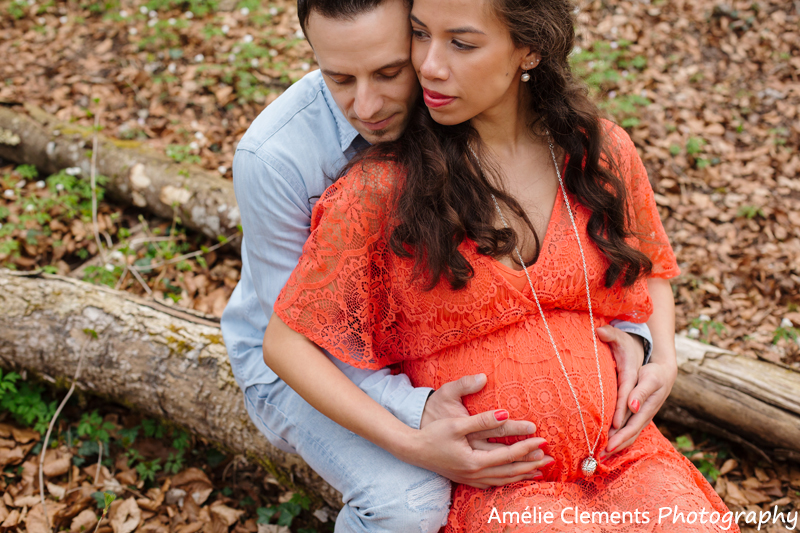 pregnancy-photographer-winterthur-maternity-photo-shoot-amelie-clements-portrait-woods-sunset-kiss-34weeks-baby-bump