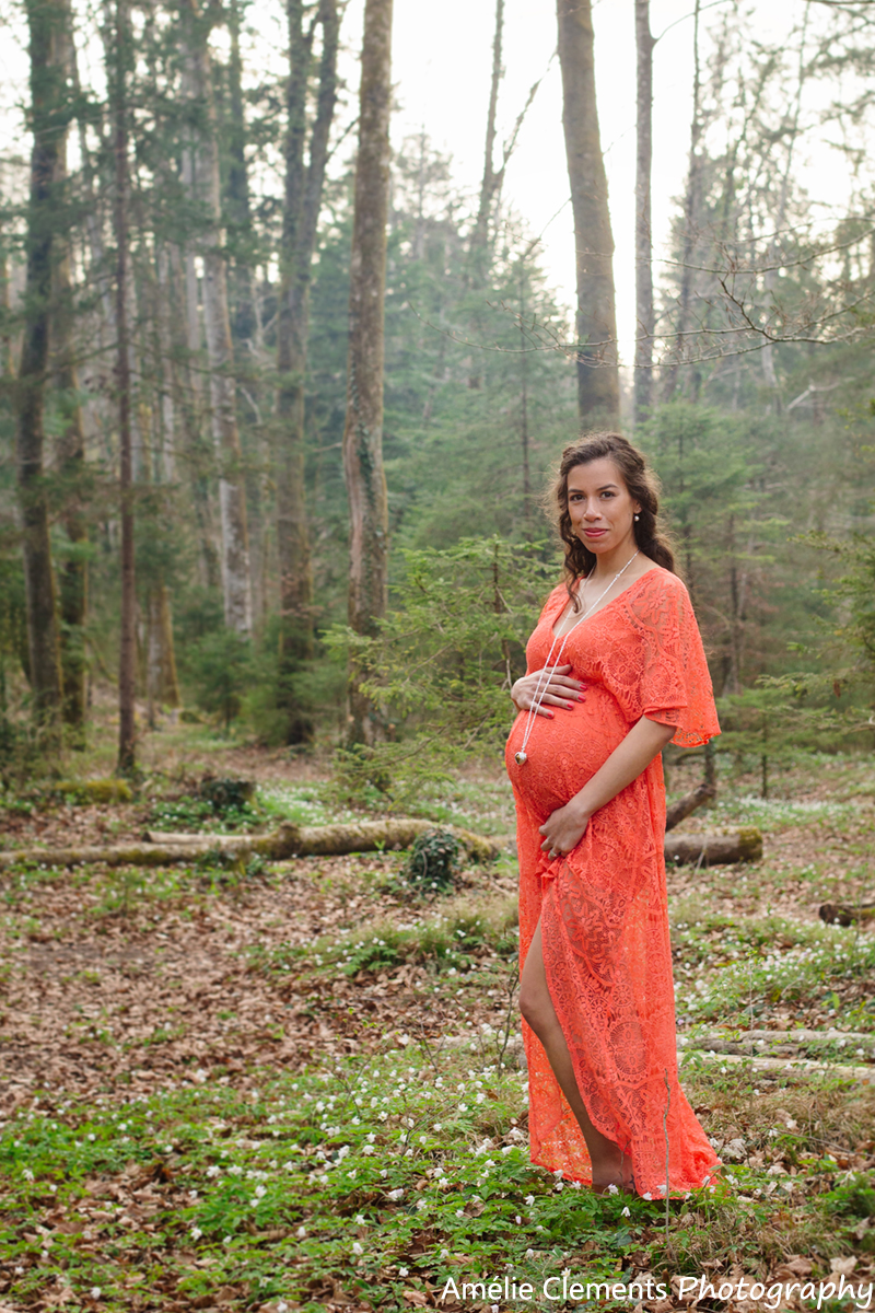 pregnancy-photographer-winterthur-maternity-photo-shoot-amelie-clements-portrait-woods-sunset-mother