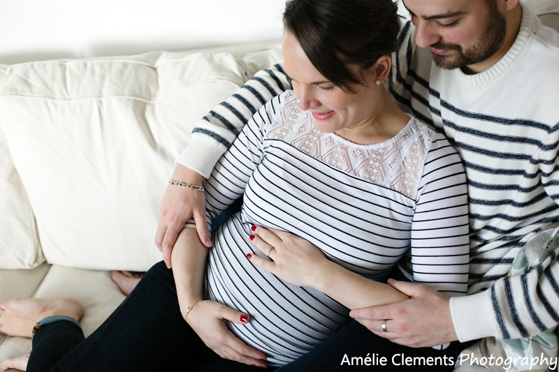 pregnancy-photographer-winterthur-maternity-shoot-zurich-switzerland-amelie-clements-photography-home-stripes-shirts-sofa-parents-to-be