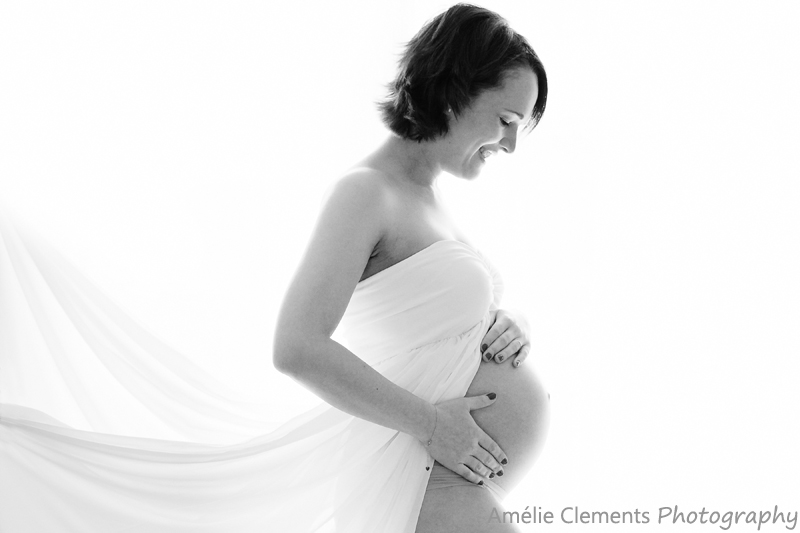 pregnancy-photographer-winterthur-switzerland-maternity-amelie-clements-posing-baby-bump-7month
