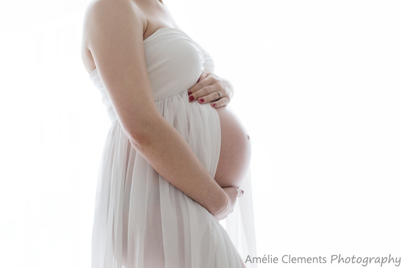 pregnancy-photographer-winterthur-switzerland-maternity-amelie-clements-posing-baby-bump-7month