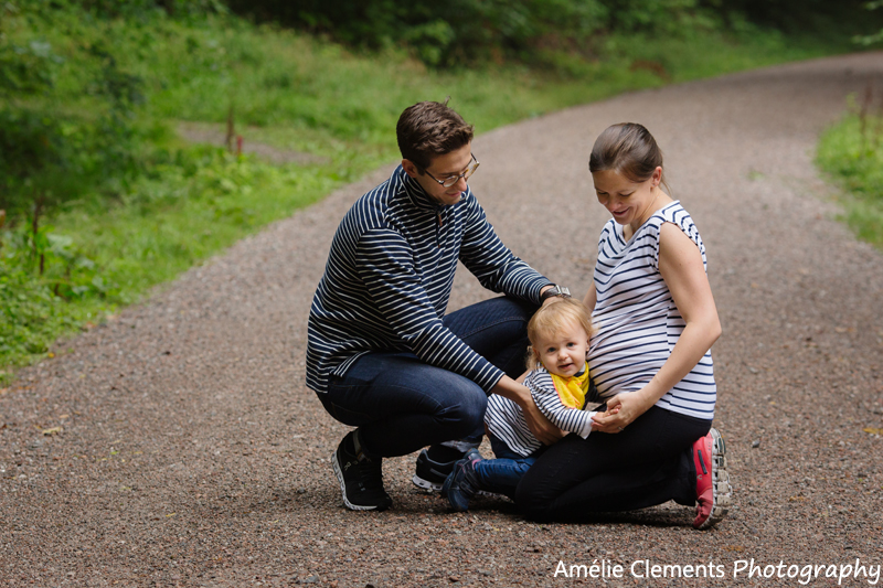 pregnancy-photographer-zurich-amelie-clements-family-portrait-maternity-photo-shoot-switzerland-forest-toddler-kiss