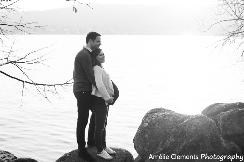 pregnancy-photographer-zurich-maternity-shoot-lake-zurisee-sunset-amelie-clements-photography-family-outdoors-trees-blackwhite