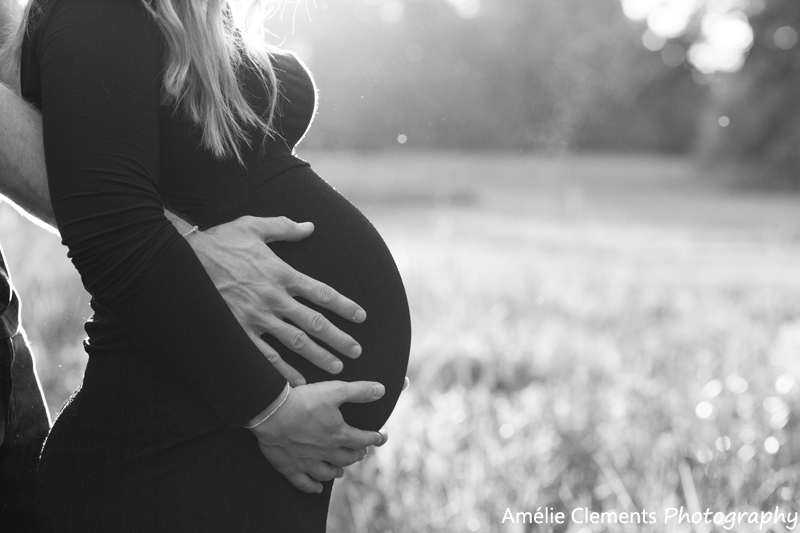 pregnancy-photographer-zurich-switzerland-amelie-clements-outdoors-sunset-oerlikon-black-white