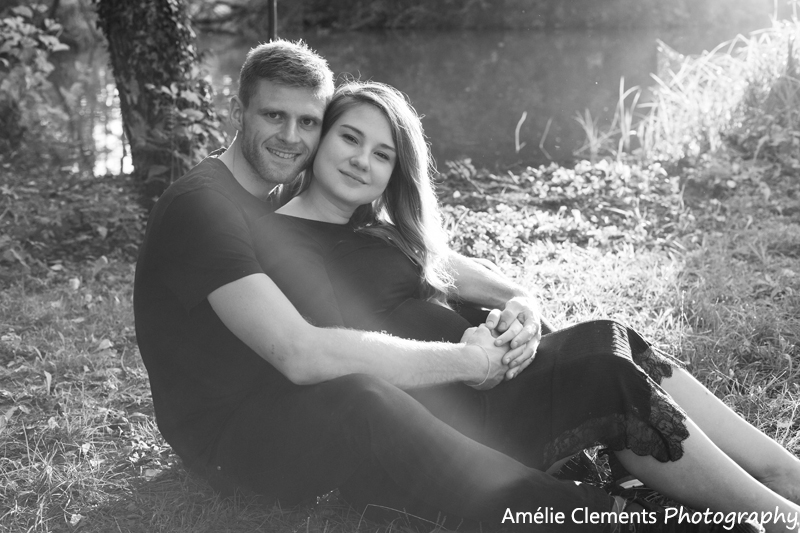 pregnancy-photographer-zurich-switzerland-amelie-clements-outdoors-sunset-oerlikon-black-white