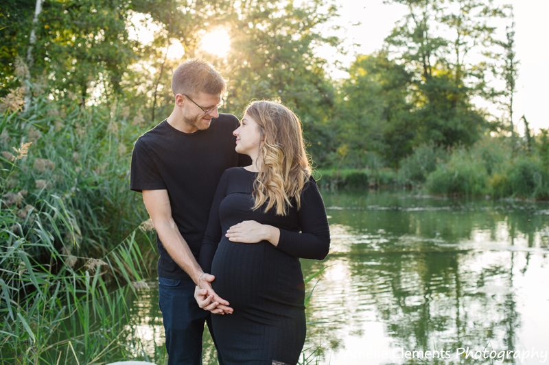 pregnancy-photographer-zuerich-switzerland-amelie-clements-outdoors-sunset-maternity-photo-shoot-lake-oerlikon