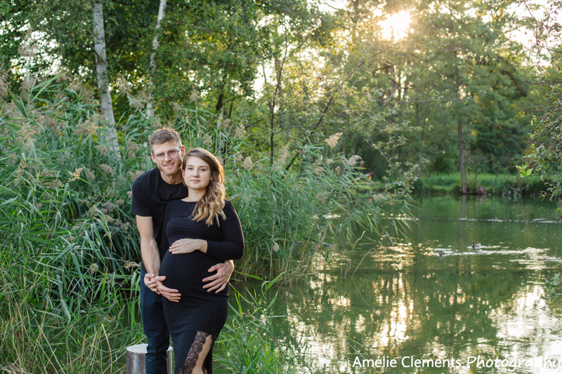 pregnancy-photographer-zurich-switzerland-amelie-clements-outdoors-sunset-maternity-photo-shoot-lake-oerlikon