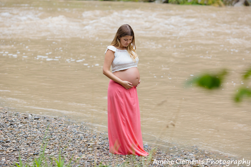 pregnancy_photographer_zurich_maternity_winterthur_amelie_clements_switzerland_outdoor_photoshooting_baby_bump_7months_river_expecting_woman