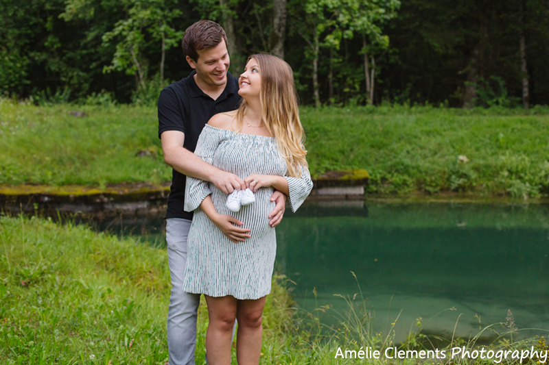pregnancy_photographer_zurich_maternity_winterthur_amelie_clements_switzerland_outdoor_photoshooting_blue_lake_nature_love_couple