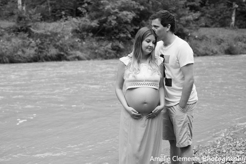 pregnancy_photographer_zurich_maternity_winterthur_amelie_clements_switzerland_outdoor_photoshooting_water_river_nature_love_couple_black_white