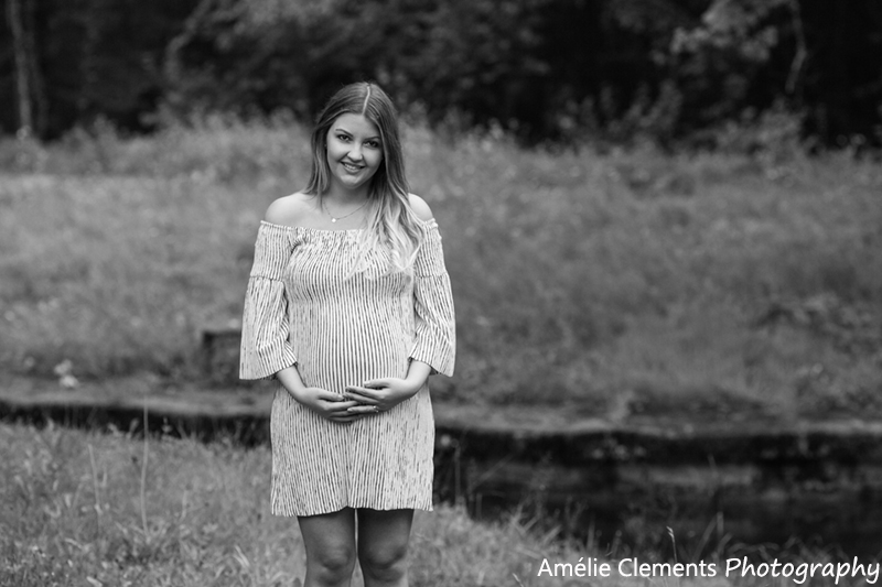 pregnancy_photographer_zurich_maternity_winterthur_amelie_clements_switzerland_outdoor_photoshooting_woman_portrait_black_white
