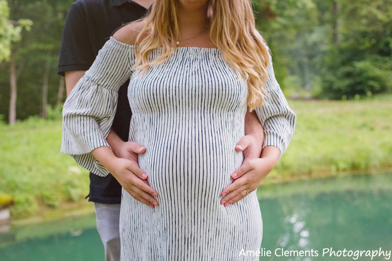 pregnancy_photographer_zurich_maternity_winterthur_amelie_clements_switzerland_river_outdoor_photoshooting_baby_bump_7months_blue_lake