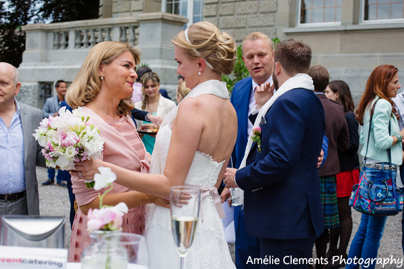 wedding-photographer-zurich-switzerland-amelie-clements-apero-cocktail-zurisee-horgen-congratulations-parents-family