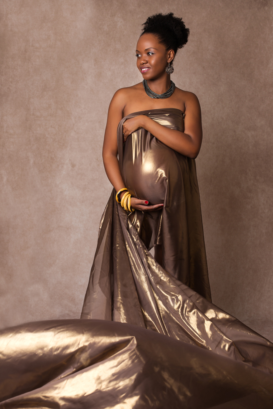 maternity-photoshoot-studio-zurich-amelie-clements-photography-luxe-experience-fabric-gold