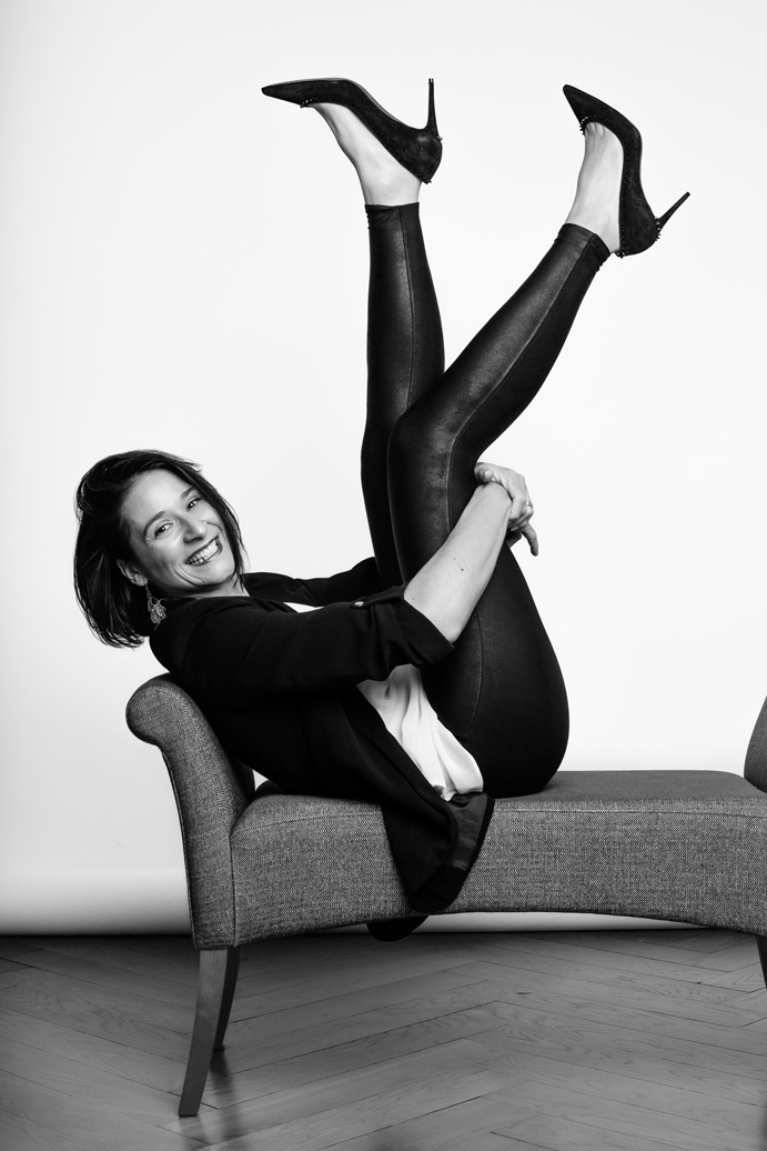 woman-portrait-photographer-zurich-photo-studio-amelie-clements-heels
