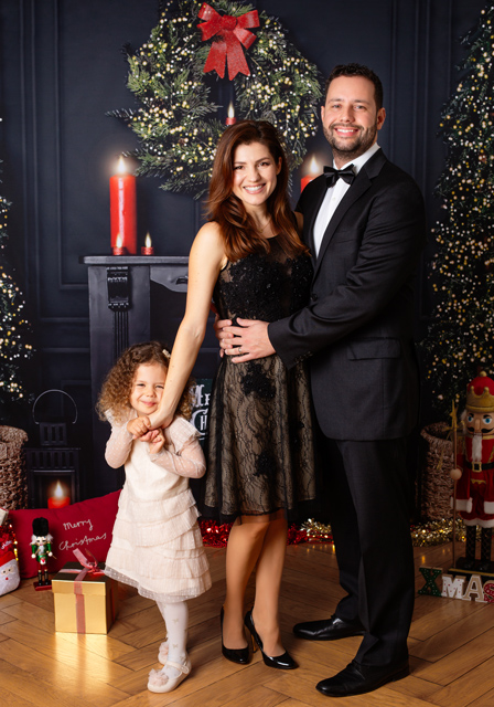 Christmas mini photo-session Zurich family portrait elegant photo-studio by Amelie Clements 2023